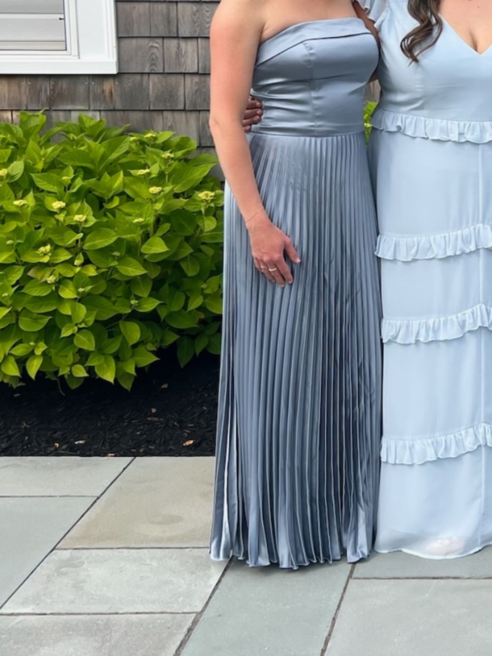 Dresses - Picture 2 of 3